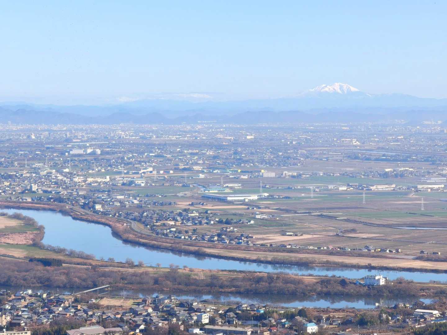 遠くに御嶽山と乗鞍岳