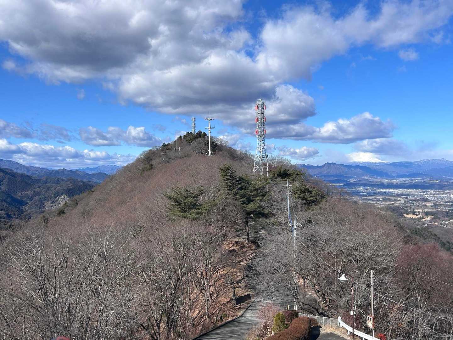牛伏山と右手に雪を被った浅間山