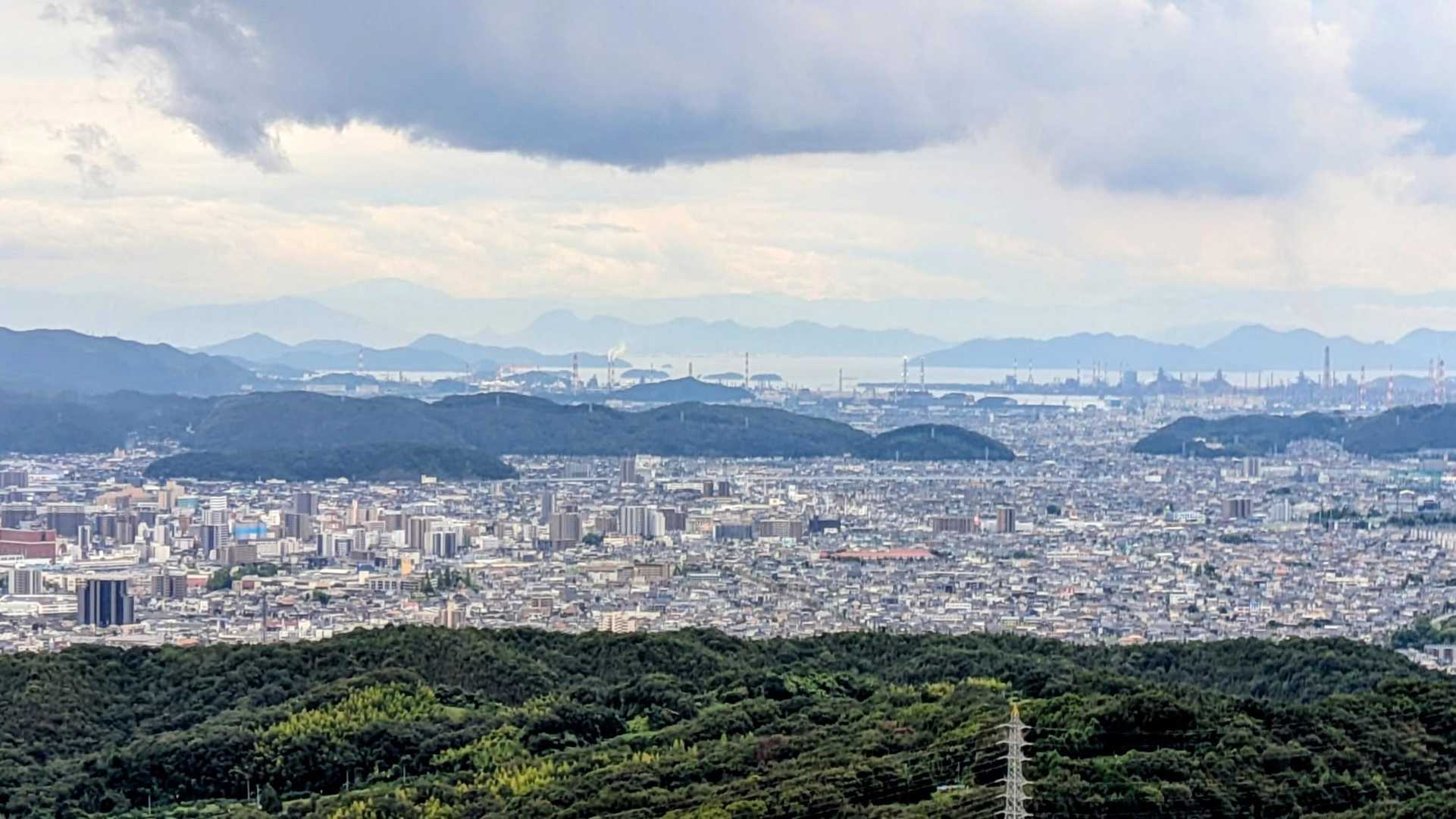 南展望台より
空気は澄みきって倉敷、水島方面はクッキリ😳
