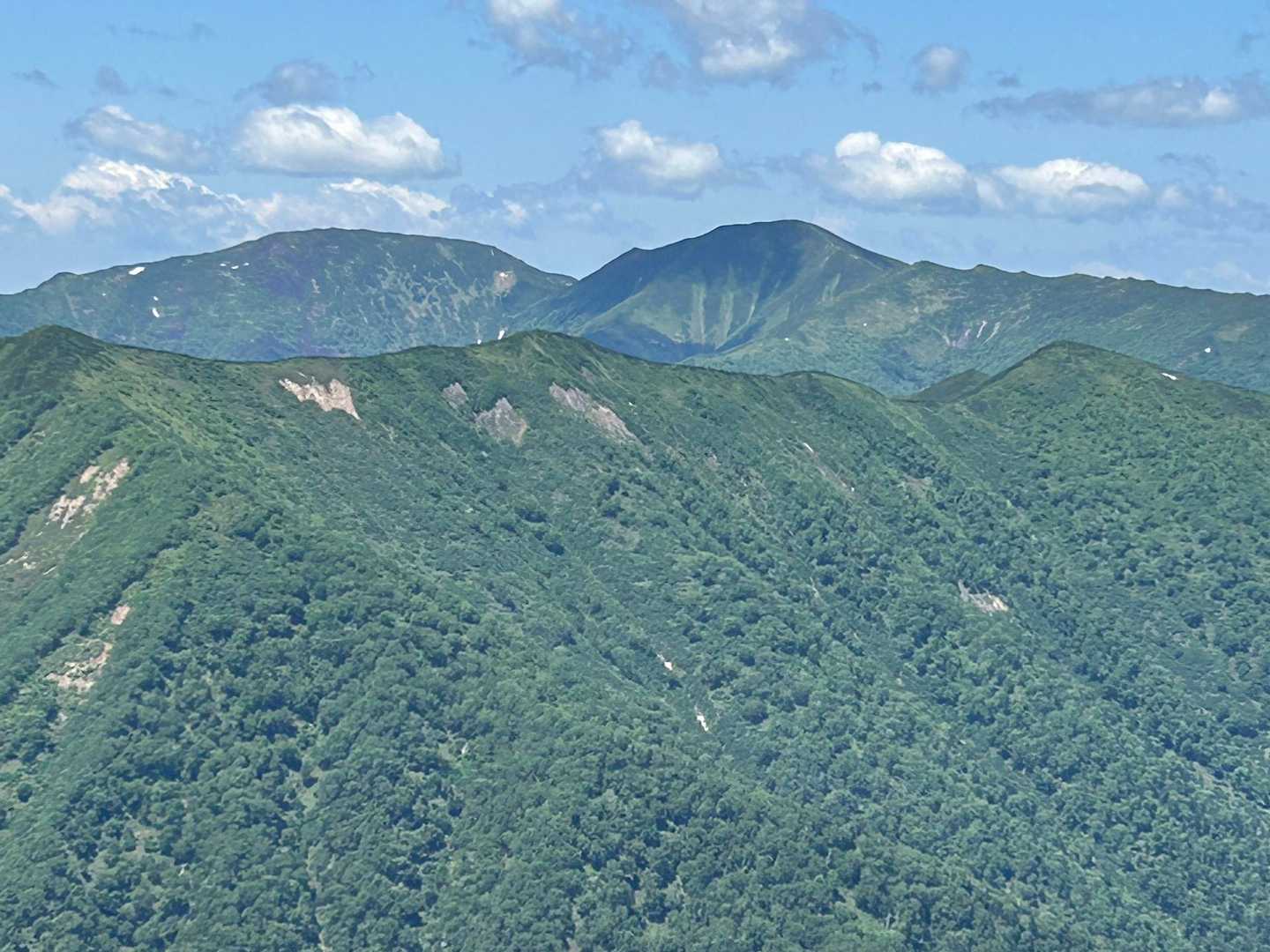 左がチロロ西峰、右がチロロ岳ですね😆
今年もまた沢で遊びたい♪
ガスガスで山頂からの景色が見られなかったのでリトライ案件です！！