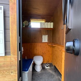 中はこんなの
えぇっ〜綺麗やん‼️
トイレットペーパーまで
ちゃんと管理されてるんやね
ありがとうございます🙏