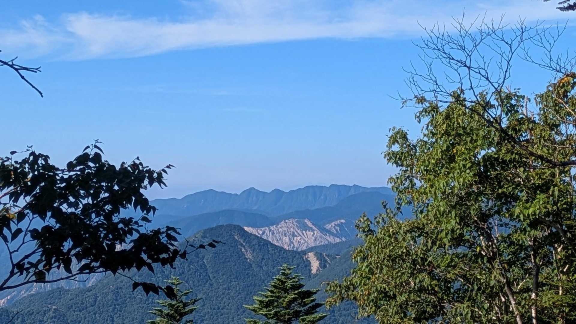 奥に袈裟丸山