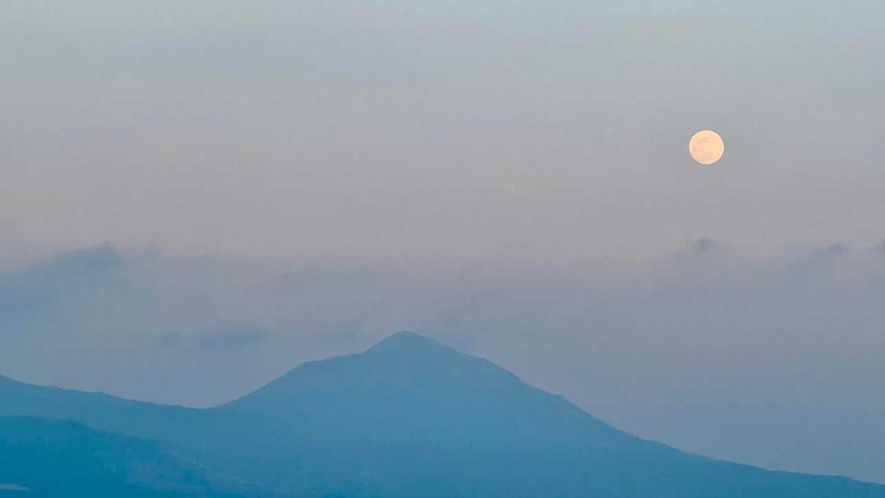 鹿児島空港から、高千穂峰と月🌕