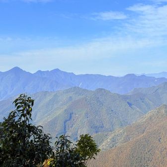 zoomして　請ケ峰⛰️鰻轟⛰️…
　
奥には　白い🤍剣山⛰️✨
手前には
　この前登った 北峯⛰️も見える👀