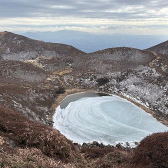 天狗ヶ城から御池を眺めながらランチ
風はあるものの、陽射しが暖かかった