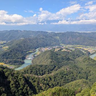 　場所を少しずらせばOMG❗　S字形に蛇行する犀(さい)川と北アルプス(蝶ヶ岳、常念岳など)の眺めを楽しめる。
　ところで、ここ京ヶ倉には「信州のグランドキャニオン」という愛称がある。遠見山(岐阜県川辺町)と同じく寒いダジャレの類なので、やめたほうがいいと思われる。
　「信州のノーンキャウ」なら説得力あり。