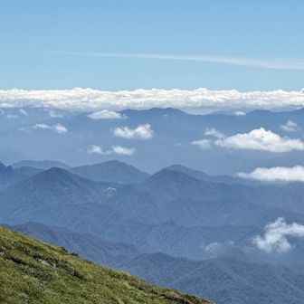 眼下の山並み。