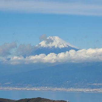 雲がかかってる富士山も良い🗻