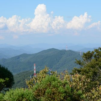 遠くの左端のは椎谷山　北広島町千代田の猿喰山だと思われる山も見える　龍頭山はよくわかりません
