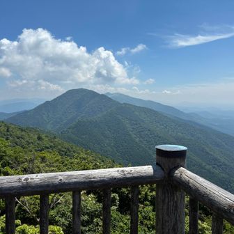 第三展望台からの眺め
奥のピークがこれから向かう那岐山ですかね