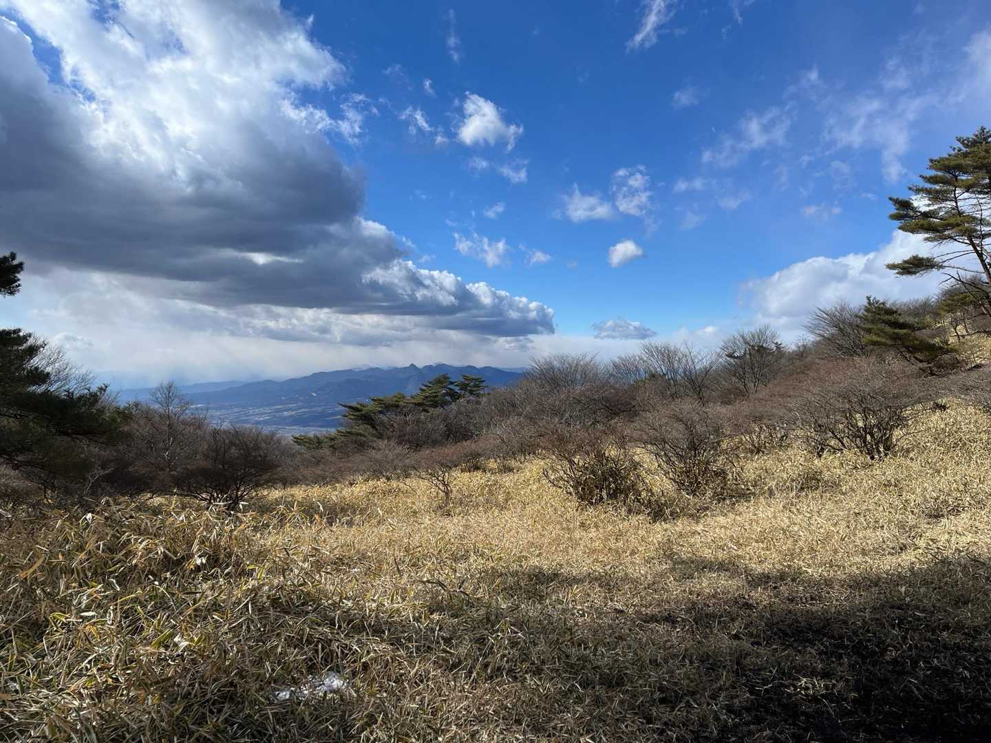 遠くに榛名山方面