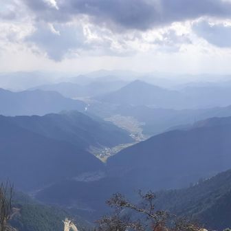 南側。
眼下に多可町を一望。