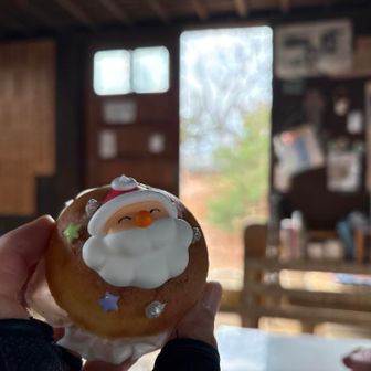サンタさんをホワイトチョコで貼り付けました♪