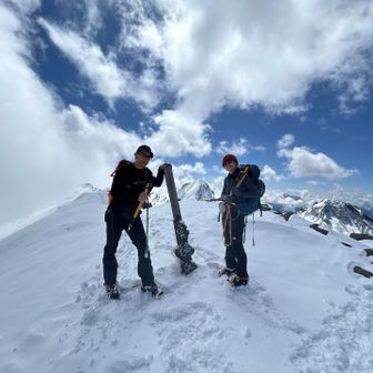 本日のピーク🏔️
苦しかったけど、プラスの声かけをしてくれるので、登ってて楽しいって思える！
いつもありがとう😊

写真撮ってくれたお兄さんもありがとでした！