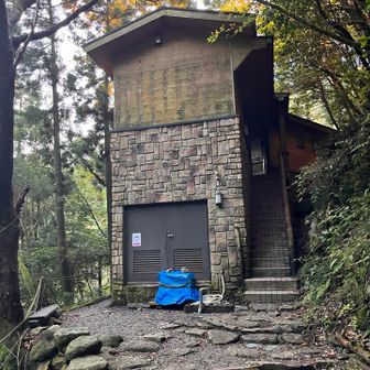 トロッコ路終点建物
この前の線路脇で野営
２階にトイレ
ブルーシート脇に水場
裏は立入禁止