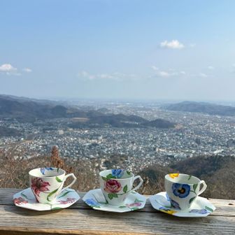 優雅なカップでお茶をいただきながらおやつタイム✨