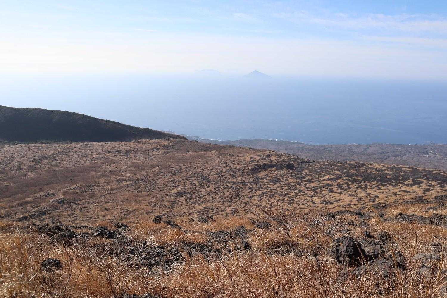 奥に見えるのは利島かな
更に奥には新島とかあるはずなんだけどボンヤリ