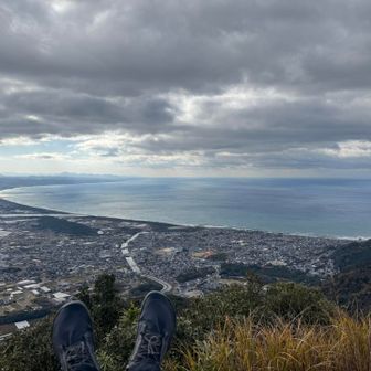 それにしてもここ最高やね
出雲大社よーく見えるよ(^^)
下山中、登ってこられる方とおしゃべり
大山見えました？
下から雪化粧の大山見えたから
Σ(･艸･*)ｴｪ!!
大山見えるんですか？
全く気付きませんでした(T . T)
弥山の情報何も入れてこなかった罰(＞＜)