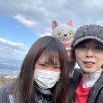 次女、こにゃよ、今日も付き合ってくれてありがとねー😆
次女、眉剃りすぎやろ🤣

頂上で突然、「恋の木神社」に行きたいって言い出す