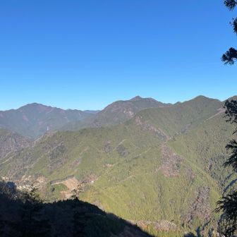 グミの木山の近くで視界が開けます
真ん中あたりの尖ってるのが馬頭刈山
左の方のなだらかなのが御前山らしい