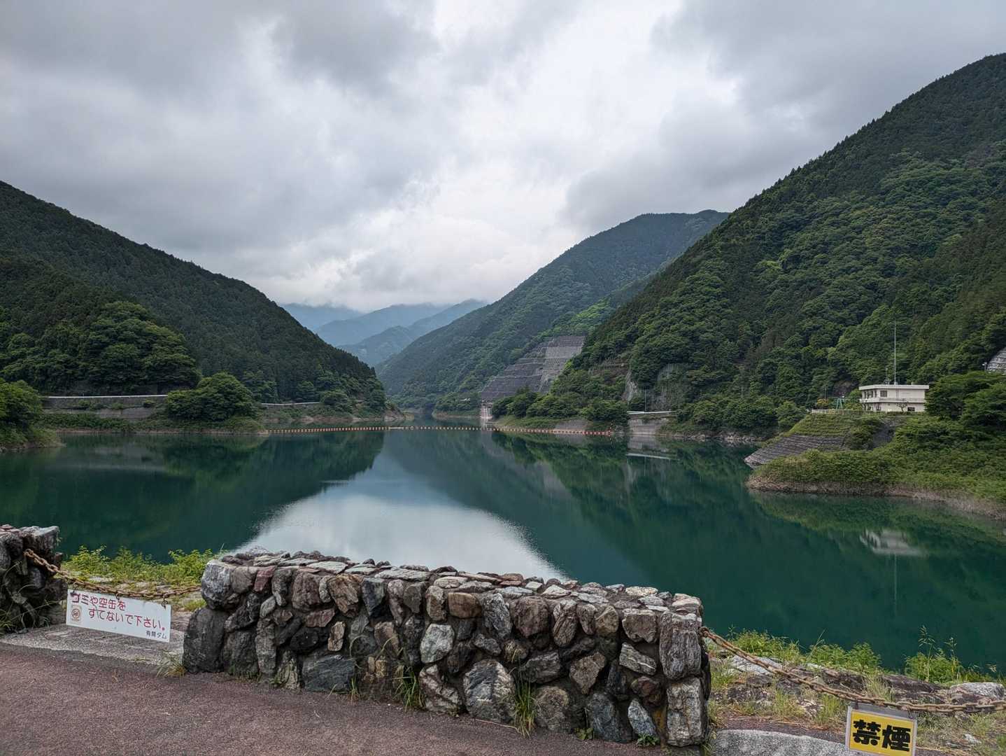 曇り空ですが、湖面は綺麗✨