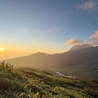 妙高の左肩から陽が出るとの情報を得ていたので、ほんとだぁ🌄という気持ちと、キテルキテル、これ今、モルゲンたまみ🌞キテルという気持ちが半々でした。