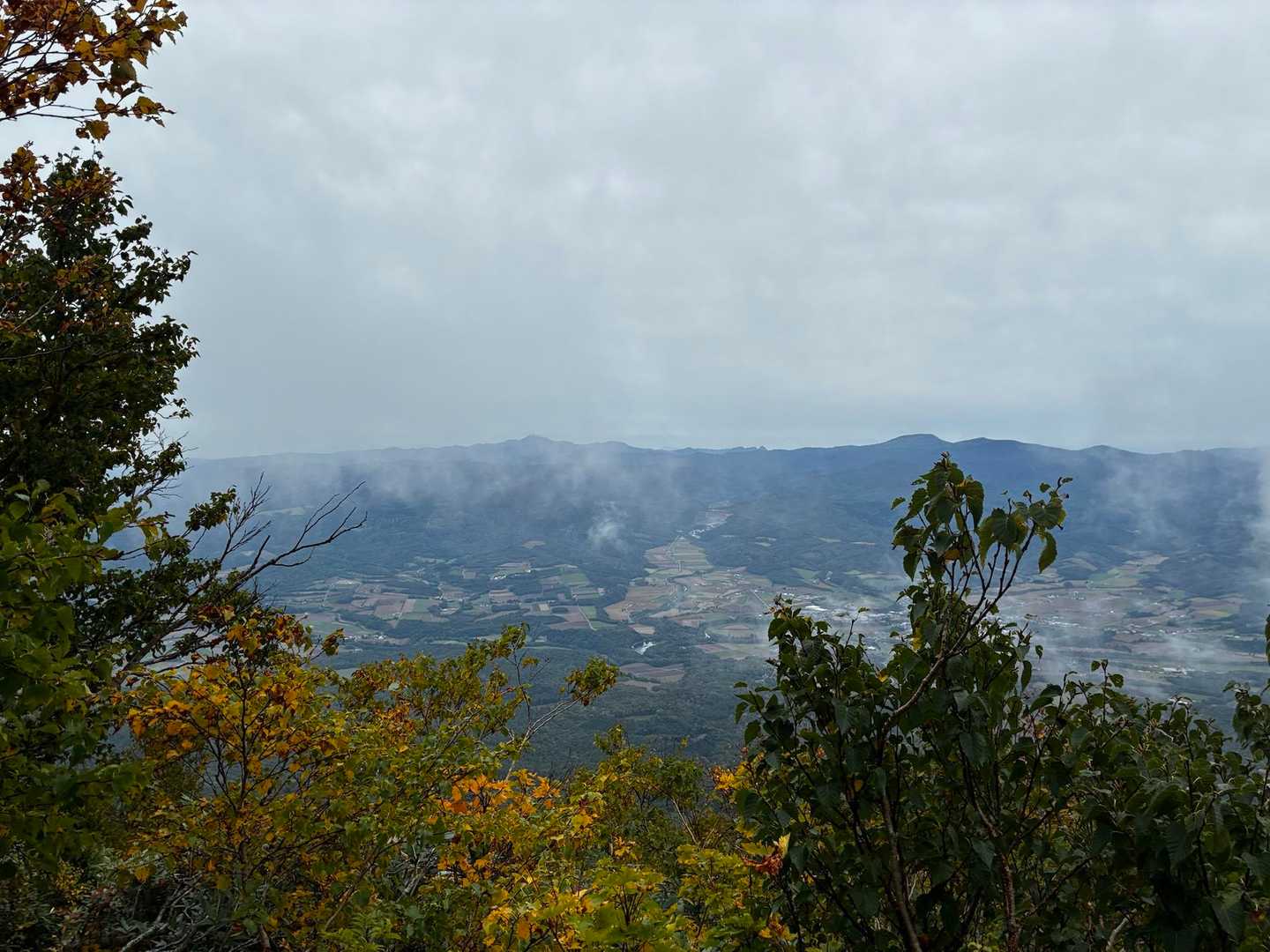 下山時　7号目あたりから下界は
視界あり　暑いのでハードシェルを脱ぎ
2回目の補水