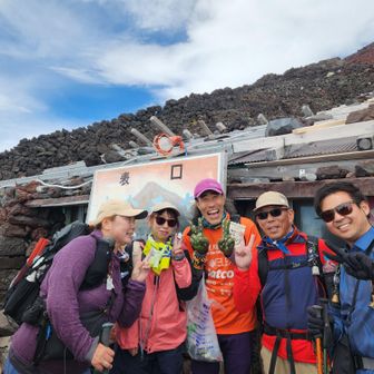 下山中に登山家⁉️のなすびさんに遭遇🍆快く撮っていただきました😊まだ懸賞で暮らしてるんかな🥹