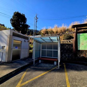 バスの転換スペースに、トイレとバス停ベンチと登山案内図が並んでます。