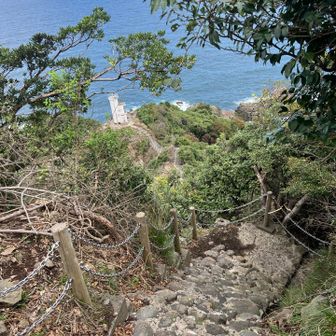 石の階段は踏み場所を確認しながら降りてください