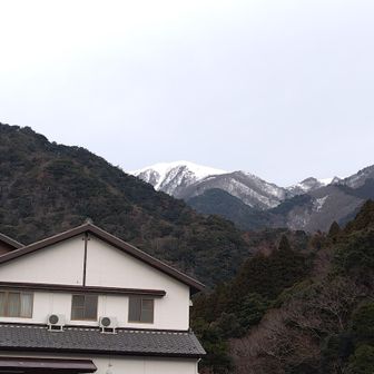 駐車場から竜ヶ岳が顔を出す