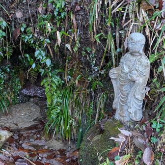 第二駐車場🅿️に向かう道で発見💥
いままで気づかず😵‍💫🙏

雪山登山❄️は装備が大事🕶️と身を持って実感しました😎

そして
楽しい山行ができて幸せ😊
冒険が楽しすぎ🔥
お山へ行くと完全に小学生の頃のYO🐦に戻ってしまう🤣

今日もありがとうございました🎶