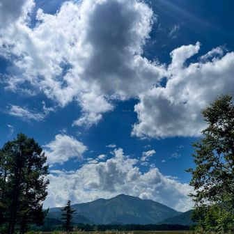 至仏山が見えてくるのがここまで来てやっとです。
あれをまた戻るのかと思うと、無理しないで鳩待から来ればよかったとちょっと後悔😅