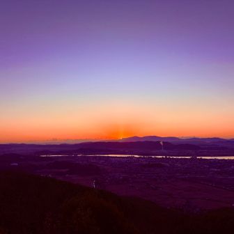 【ご来光②】
30分以上待って、いよいよ日の出が顔を覗かせる。空の色も、一気に朝へ🌅

Sunrise ②
After waiting for over 30 minutes, the sun finally peeked over the horizon.
The colors of the sky quickly shifted into morning tones.