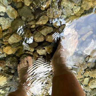 足だけ水に浸かって💦