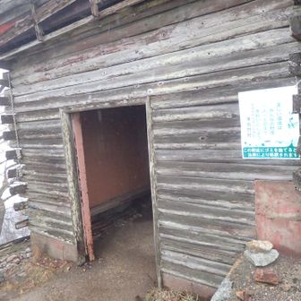 避難小屋でしばし休憩