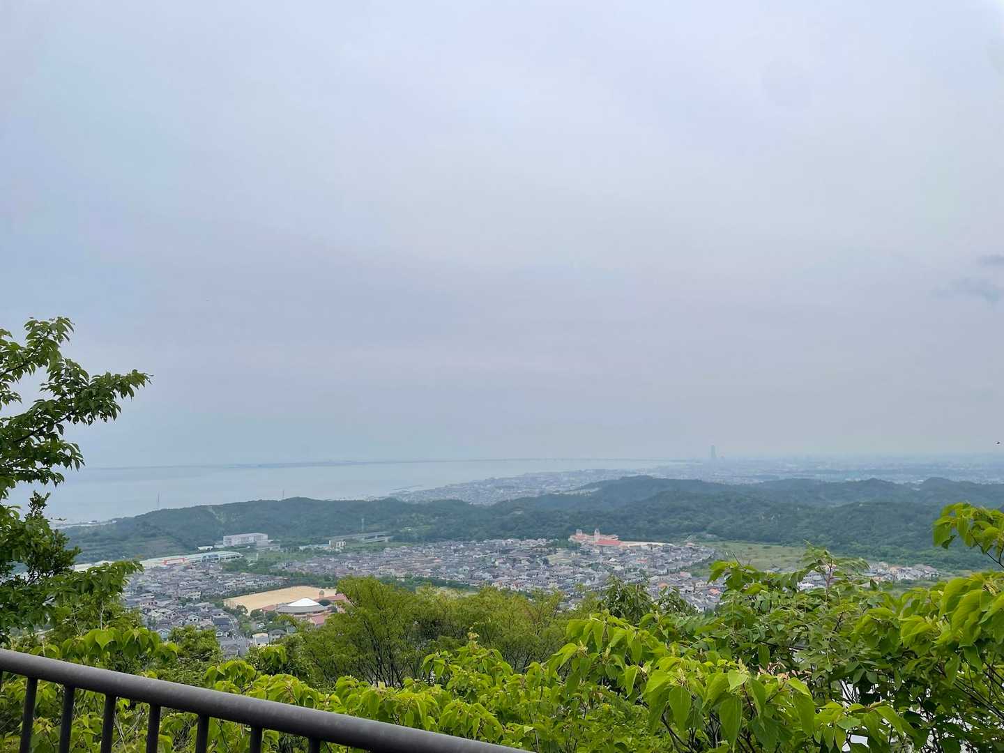 展望台まで降りてきました！
曇ってる💦💦
最後畳み掛けるように階段地獄😱
私の膝は砕ける寸前でした😮‍💨
逆周りにしたら良かったなぁーと（大台ヶ原の時と同じく）
思いながら大爆笑の膝でなんとか下山😫

久々の登山⛰️
ルカちゃんは居なかったけどいい汗かきました！
膝はもう何事もなかったように静かになりました😆

最後までご覧いただきありがとうございました😊

さぁ次はどの山に登ろうかぁ⛰️