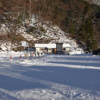 今年もトイレは開いていた。ありがとうございます。
駐車場の雪は踏み固められていた。
今日は相棒のニューアイゼンを装着して歩き始める。