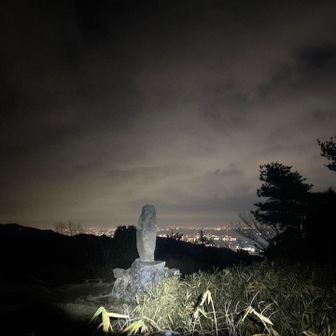 日の出はまだまだ。前々回、全縦走した時、ここで名前も知らない沢山の方々と日の出を見たなぁ。楽しかったなぁ。皆さん元気にしておられるでしょうか。また会いたいなぁ。