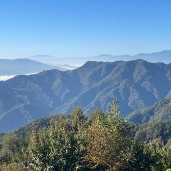正面に昨日登った虫倉山。
遠くに八ヶ岳。