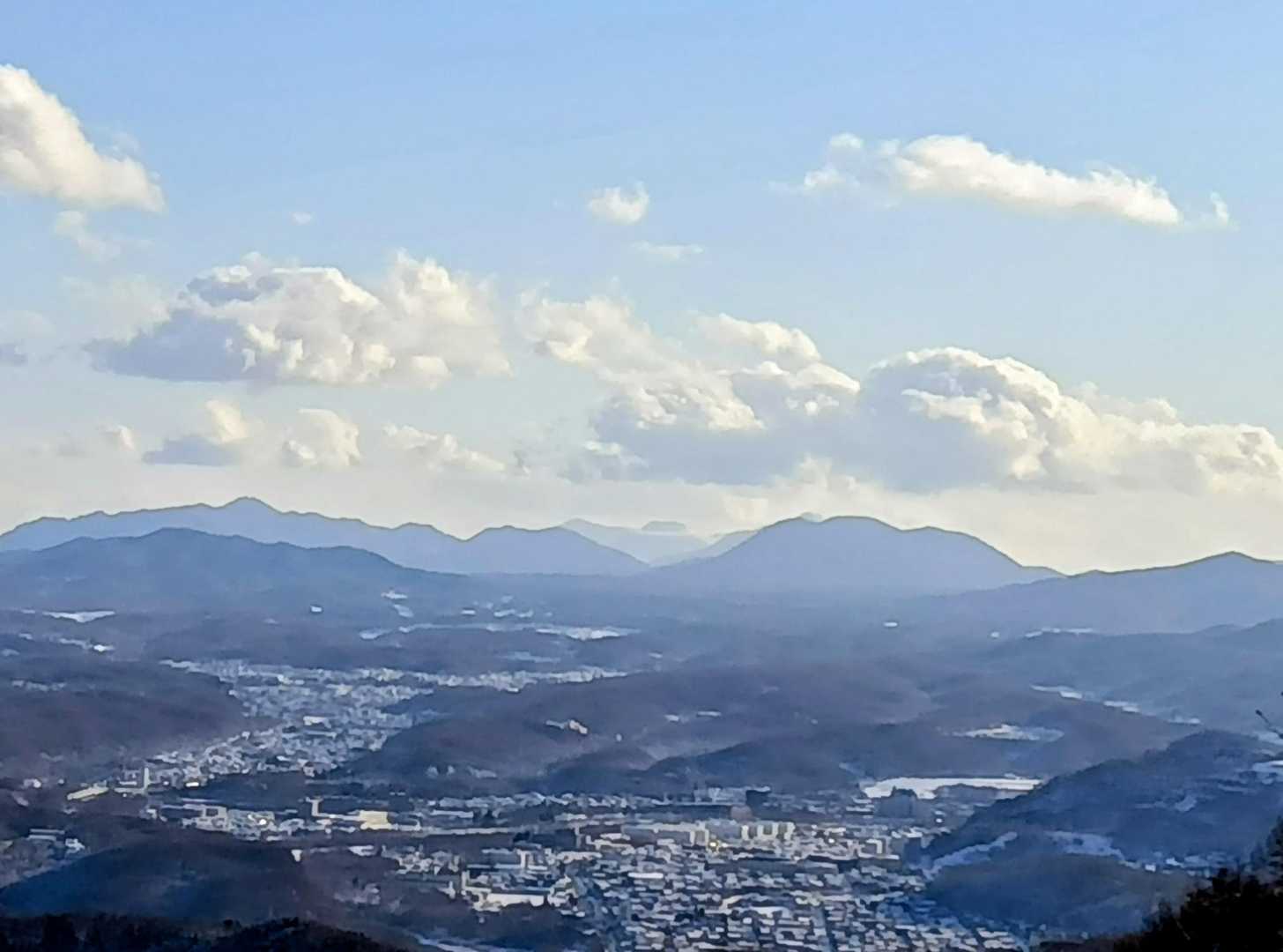 八合目までおりてきたあたりで遠方の見通しが良くなった
中央奥に樽前山(たるまえさん・1041m)
今年は結局行かずじまい
来年こそは登るぞ！
…登ろうかな…
…登れたらいいな…
…熊はどうかな…
…再来年でもいいかな…

最後までご覧いただき
ありがとうございました。
皆様、どうぞ良いお年を。