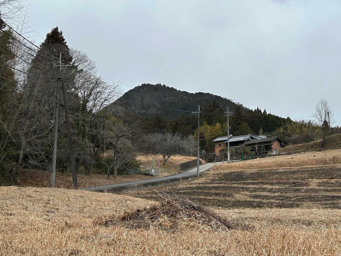 伊那佐山がえぇ感じにそびえてます。