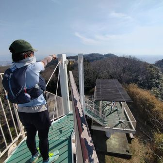 終盤、てっぺんがやたらと狭い奇妙な展望台があったので登ってみた。