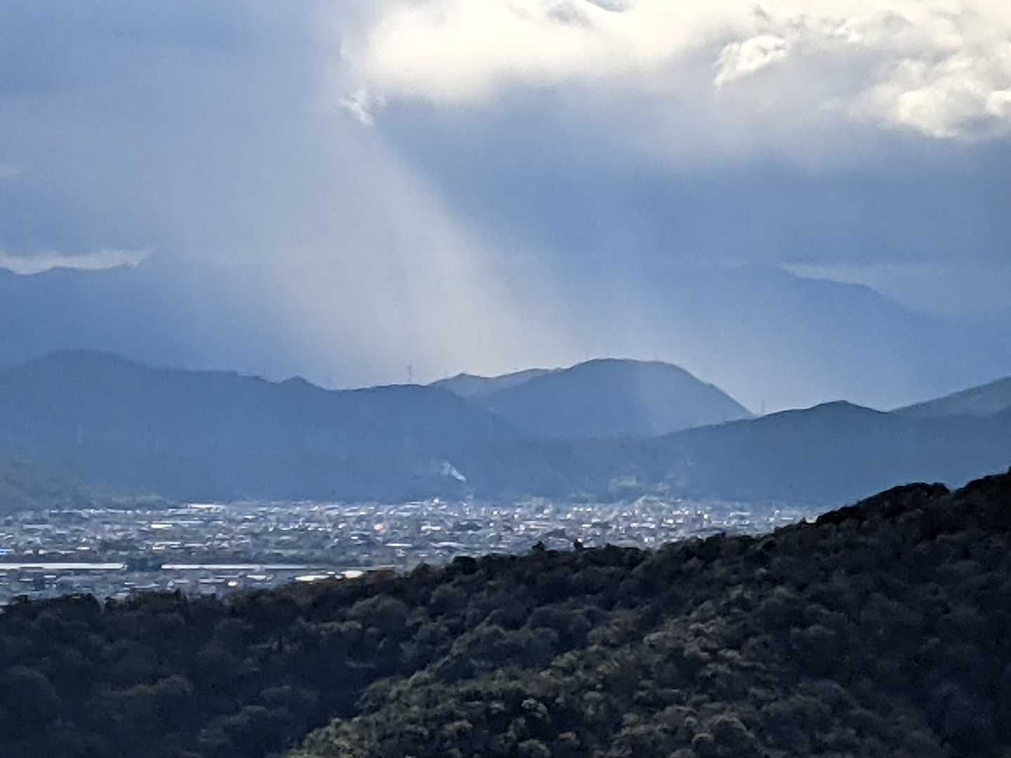 西の山は雨が降ってるなぁ。