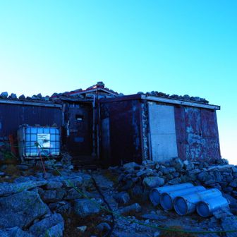 頂上木曽小屋の脇を通ると、まもなく木曽駒ヶ岳の頂上です。