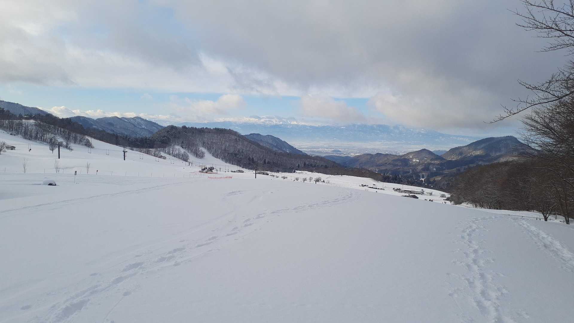 スキー場はまぁまぁの天気😆