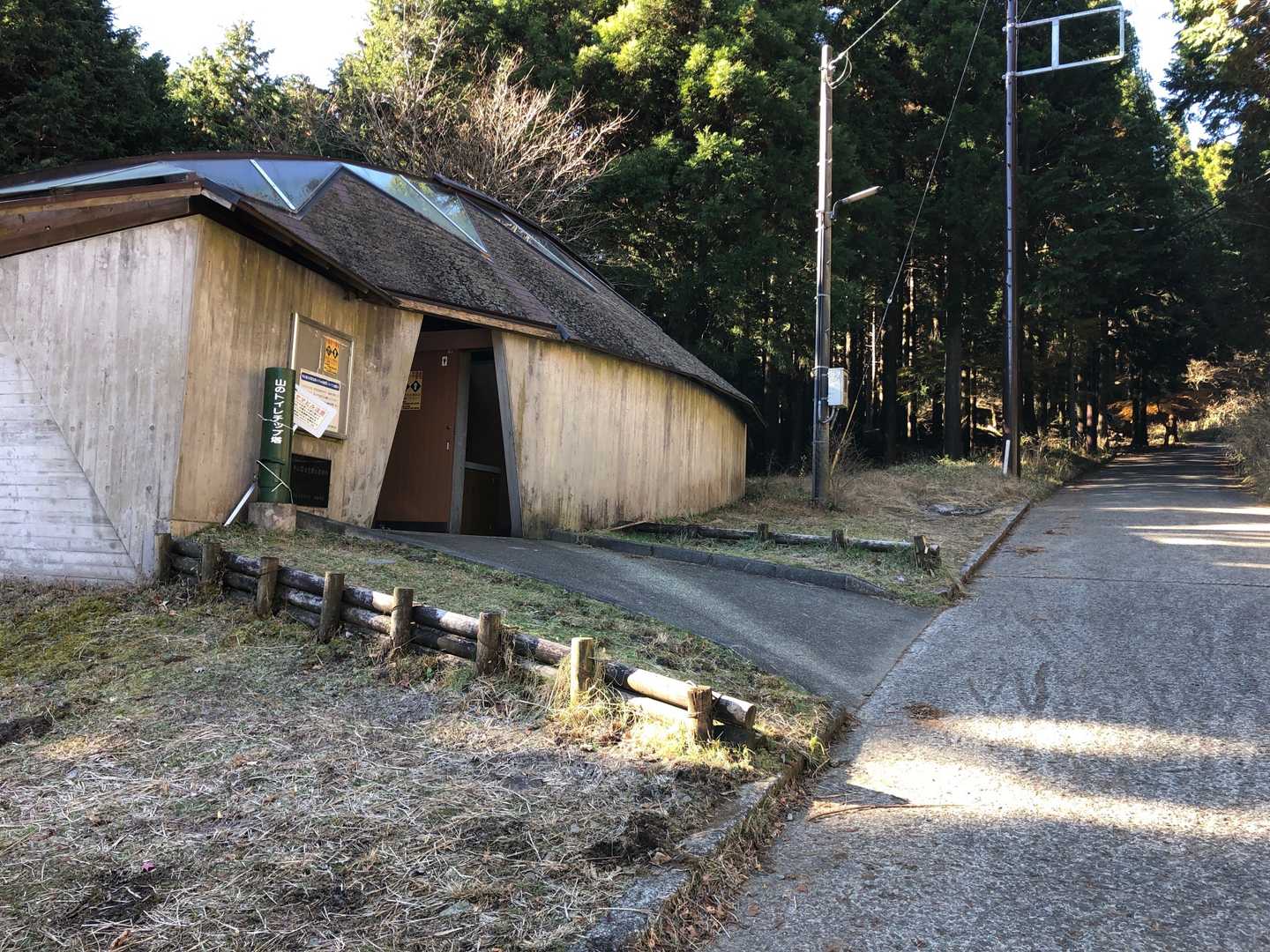 最初は林道、途中トイレあり