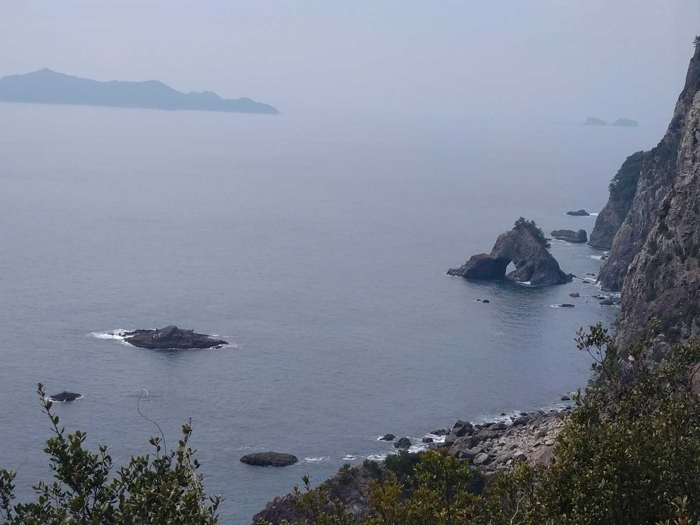 通岩と左側の霞んでいるのが大島