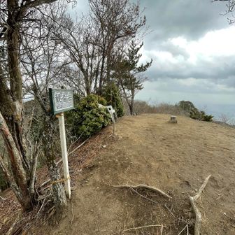 山頂です。
雨はまだすこしだけ。風は強いけど。