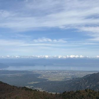 山頂から琵琶湖を望む。